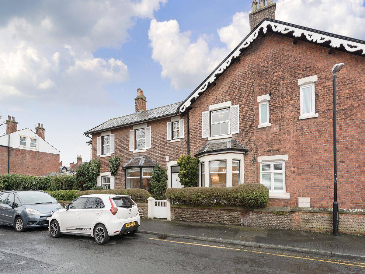 Beach Cottage Lytham tweet media