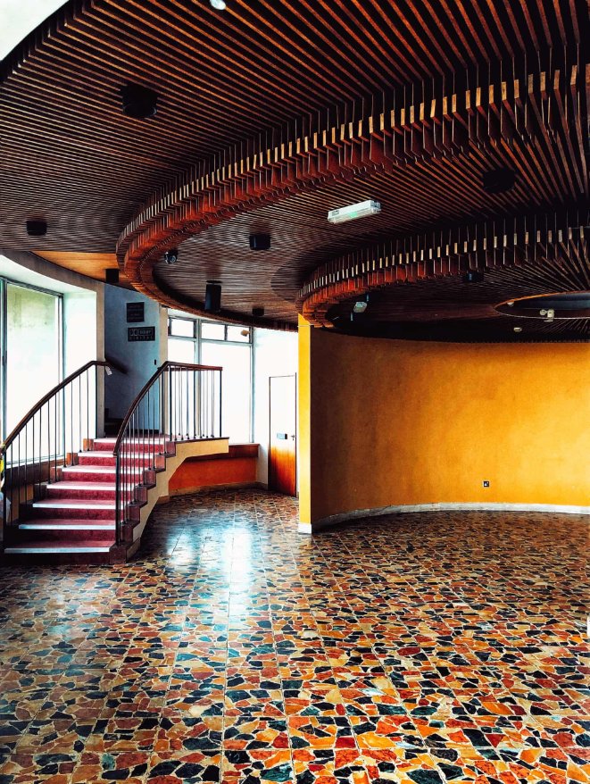 I'm overjoyed Harlech's magnificently peculiar brutalist Theatr Ardudwy (by Colwyn Foulkes &amp; Partners, 1973)- which has been empty &amp; derelict since 2016, despite listing - is reopening this summer.  It is a fabulous building. 

Story here:  bbc.co.uk/news/uk-wales-…