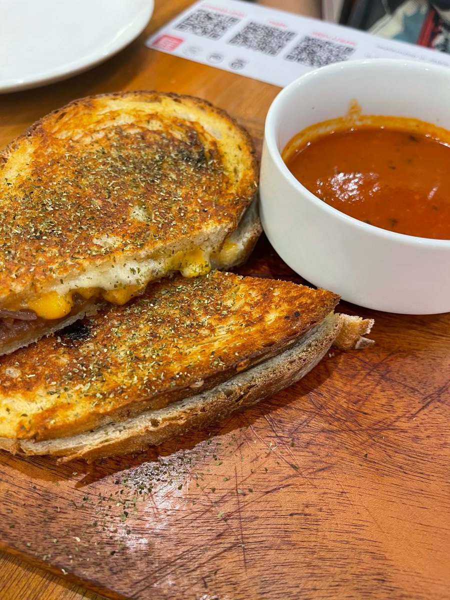 cana_marco's tweet photo. Life is too short not to enjoy good food. 🤤
#grilledcheese
#elephantgrounds https://t.co/GQaCDGJgTB