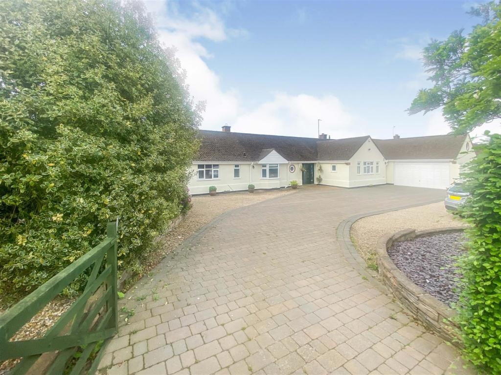 berkleyestates's tweet photo. 🔥 Absolutely Incredible Property 🔥 

🛏️ Four Bedroom Detached Bungalow
🏊 Covered Heated Pool
📍 Great Glen, Leicester

Get in contact on 0116 279 6161 or email kibworth@berkleyestates.co.uk to arrange your viewing.

For more information please visit https://t.co/woNPZNs6QN https://t.co/Ib9OiqCK7t
