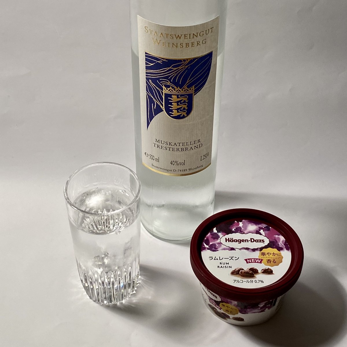 wine_rouken's tweet photo. ハーゲンダッツのラムレーズンとトレスターブラント。
ドイツのマールなんだけど、ムスカテラーというマスカットのような芳香のワインの搾りかすから作られていて独特な芳香が楽しめる。
ラムレーズンのアイスクリームと一緒に。
#HäagenDazs
#staatsweingutweinsberg #tresterbrand
#muskateller https://t.co/8eIFhG7Cch