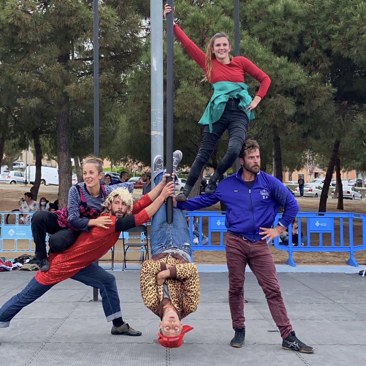 curtcirckit's tweet photo. 5 amics, 3 màstils xinesos, diversió, passió, emoció i una tècnica de circ impecable! 👌🏽 

FANTASTIQUE ‘Cirque Entre Nous’ ‼️

#CurtCircKit21 #circalcarrer #Montgat  #circcontemporani #CirqueEntreNous @Montgat https://t.co/39TOwwM6G2