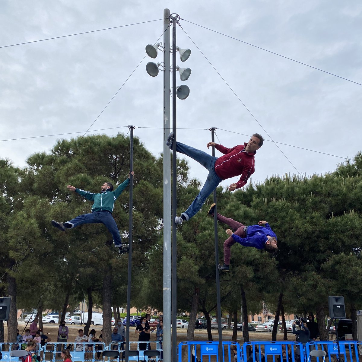 curtcirckit's tweet photo. 5 amics, 3 màstils xinesos, diversió, passió, emoció i una tècnica de circ impecable! 👌🏽 

FANTASTIQUE ‘Cirque Entre Nous’ ‼️

#CurtCircKit21 #circalcarrer #Montgat  #circcontemporani #CirqueEntreNous @Montgat https://t.co/39TOwwM6G2