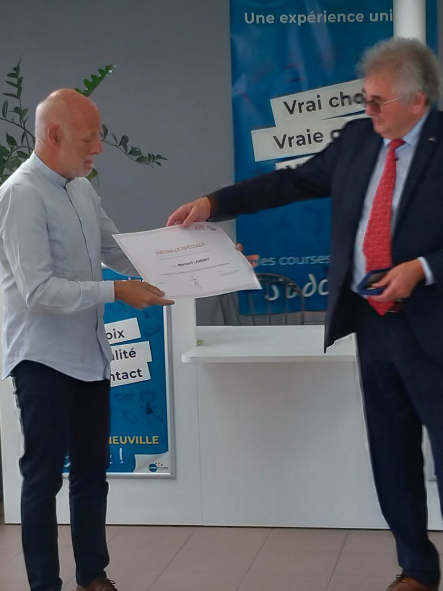 En début d'après-midi le président de la CMA AURA, Alain Audouard, remettait la médaille de la Chambre de Métiers et de l'artisanat à Bernard Landry, président de CentreNeuVille, en reconnaissance de l'excellence de ses compétences et de ses qualités professionnelles.