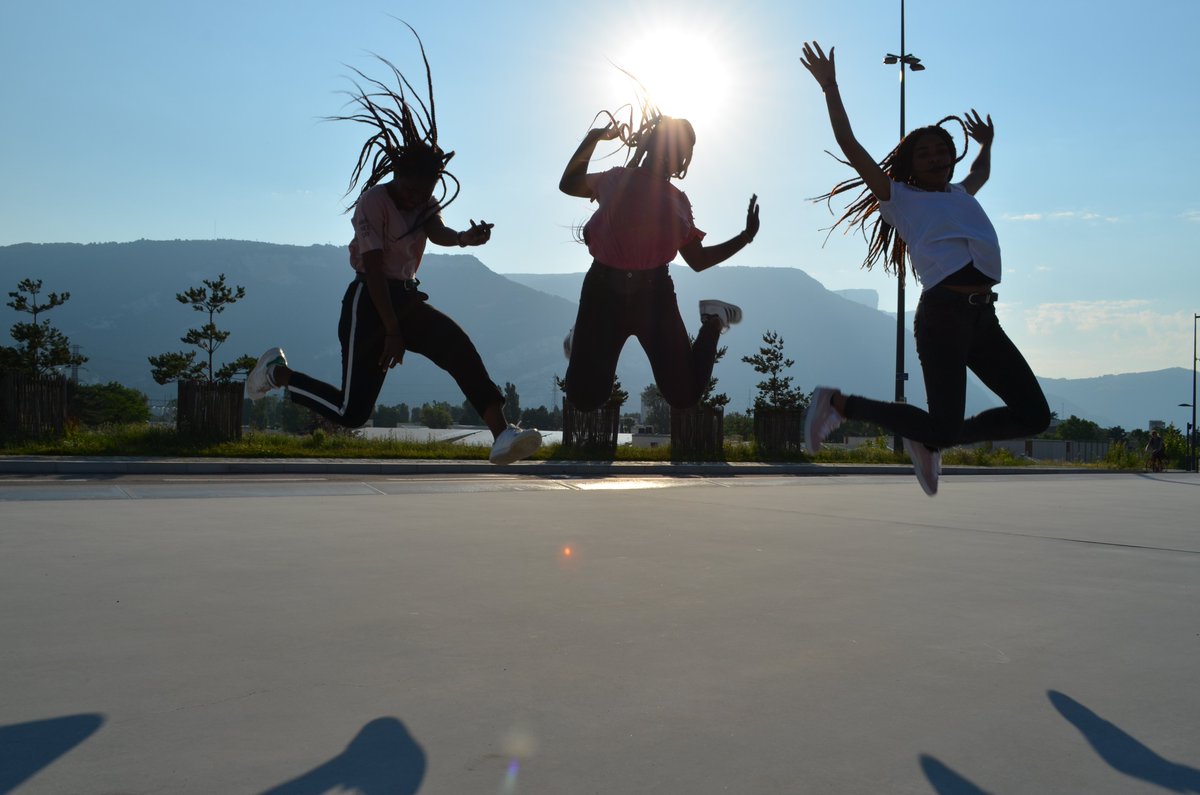 MC2Grenoble's tweet photo. 💃 #HouseOfDance sera présente sur le parvis de la #MC2 pour un #cours de #danse géant !
On va s’#échauffer, "jouer, #danser, Step By Step, et au final… #Ensemble on avancera !

👉 Gratuit, ven. 09 juillet à 19h
📍 Sur le Parvis de la MC2

https://t.co/ZbLL6cGYx7
Photo © D. R. https://t.co/gcASFWKJ3o
