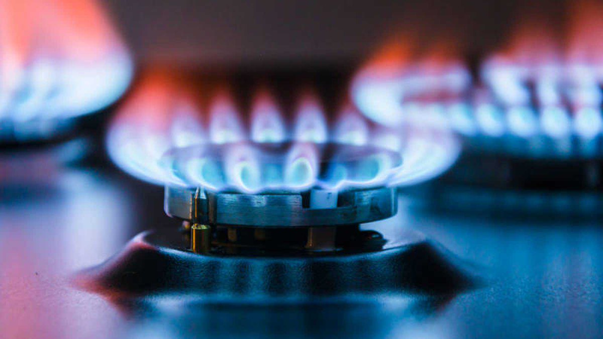 3eso_a's tweet photo. 2/3~ El gas natural és un combustible fòssil que s'extreu de jaciments subterranis i és ampliament usat en centrals termoelèctriques, i també, però més poc, en automòbils i autobusos. 🏭⛽ #Gasnatural https://t.co/SUiFAacJqe