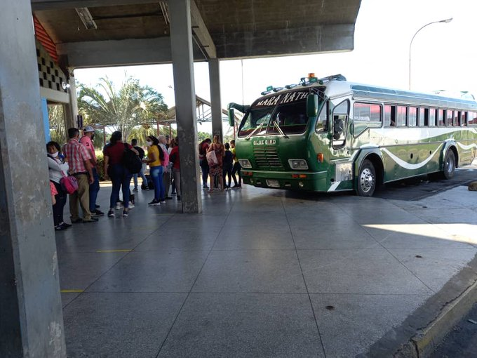 ReporteYa's tweet photo. #7Jun #Bolívar
Poca afluencia de pasajeros en el Terminal Manuel Carlos Piar, en #PuertoOrdaz. 

La mayoría de los usuarios esperaban para abordar buses con destino a #CiudadBolívar.

El pasaje en bus está en 4.500.000 bolívares o tres dólares - @DiarioPrimicia https://t.co/RQl1frYSQI