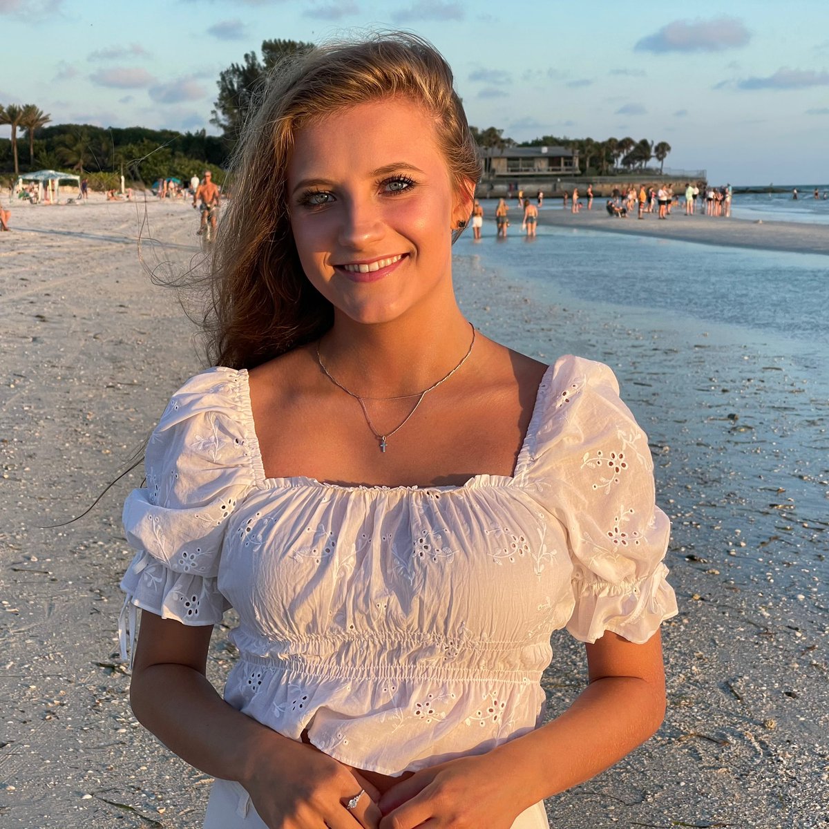 JCUYoungWriters's tweet photo. Today, we introduce our next intern; meet Julia! 🎸🎨 https://t.co/q1B3Xkdxpo