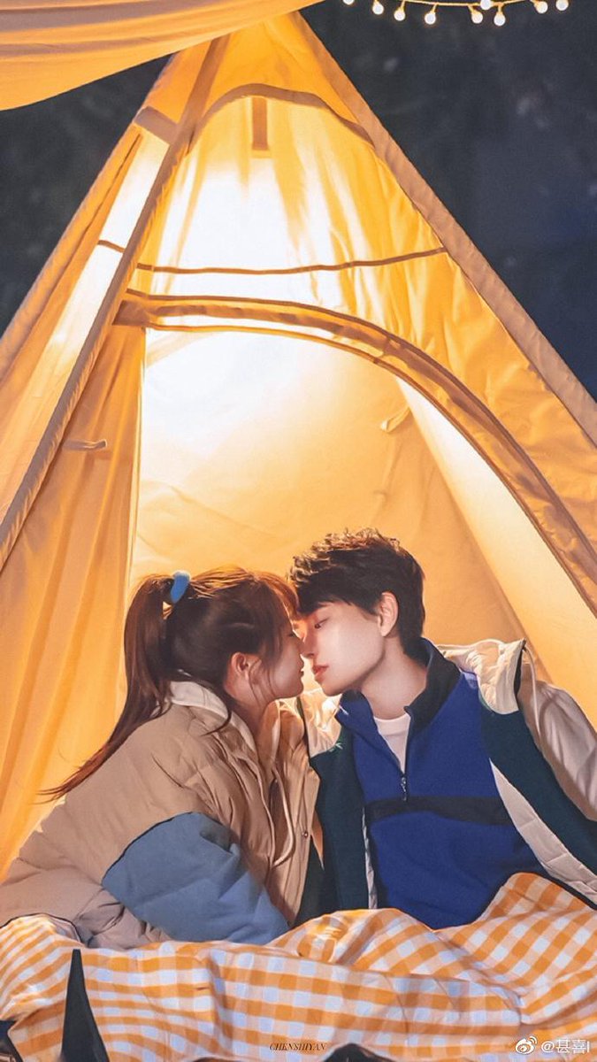 twintigtwintig1's tweet photo. So far, this is the only drama that I have watched where the male and female leads do not directly say 3 words "I love you" to each other,  but it can still make viewers' hearts flutter because of their moments and chemistry. 

#moonlight #EstherYu #RyanDing #月光变奏曲 https://t.co/pfgvPvRrkJ