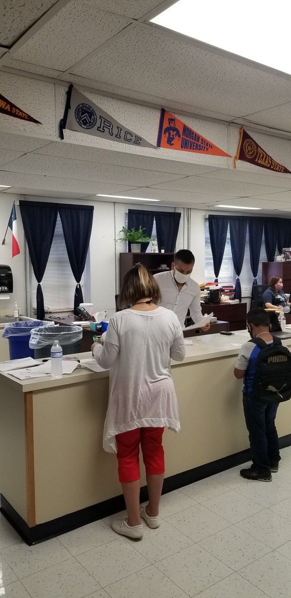 Multilinguateam's tweet photo. Our Austin ISD Multilingual Summer School has started. We are so happy. Nuestro programa Multilingüe de Escuela de Verano del distrito de Austin ha comenzado. Estamos muy felicidades.😊 https://t.co/ll0ZBzqJgr