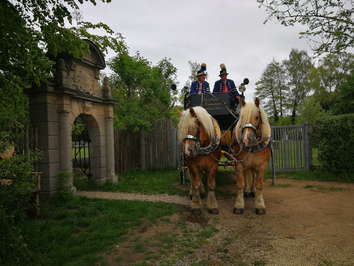 mfk_nuernberg's tweet photo. Heute beginnt die #MuseumWeek2021: 7 Tage, 7 Themen, 7 Hashtags. Wir sind dabei und starten mit #OnceUponATimeMW, das ruft nach unser #Museumspostkutsche 🌳🐴📯. Sie wartet fahrbereit auf die heutige Zeitreise ins 17. Jahrhundert, als die ersten Kutschen Reisende beförderten. https://t.co/yRmvJCoQ7m