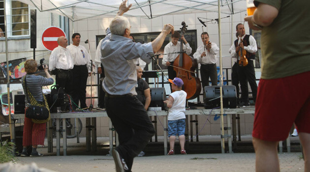 romeanews's tweet photo. Festival Ghettofest, který se konal v takzvaném brněnském Bronxu, měl letos kvůli opatřením souvisejícím s koronavirovou pandemií místo pouličního festivalu podobu městské hry. https://t.co/AZJgsNMeeD #brno #ghettofest #Kultura #hudba https://t.co/AvShmozbJ6