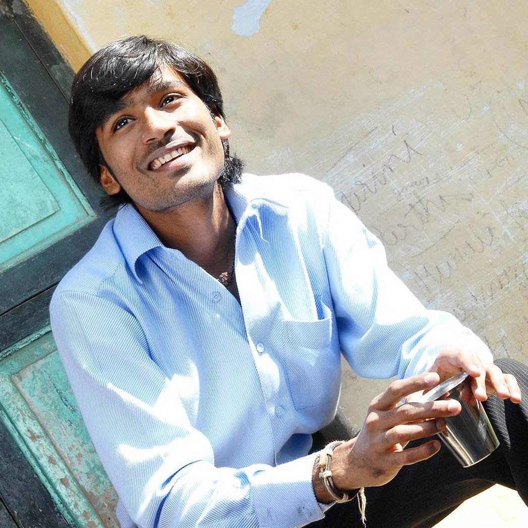 Yasin06908194's tweet photo. #dhanushonspaces
@dhanushkraja cutey😍

Indha look fav👌enakuu!!

#surulitheog 

Half hour more Thalaivar entry in @TwitterSpaces 🔥 https://t.co/NuIugXNU7Z