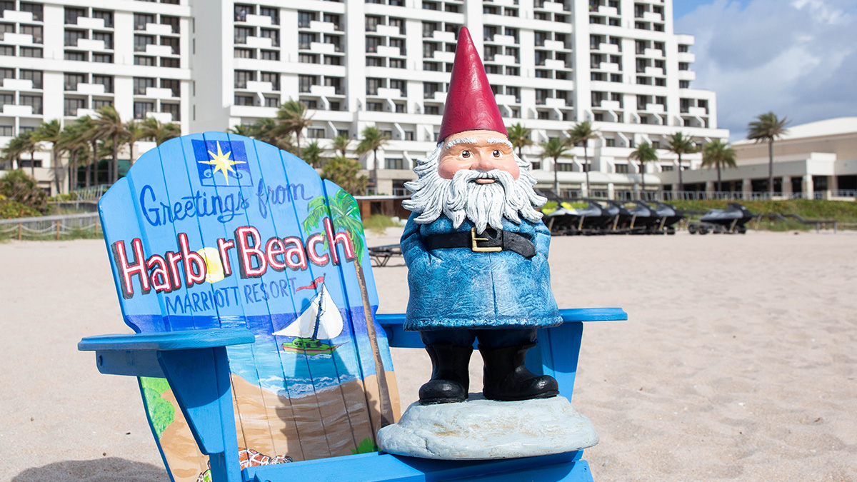 RoamingGnomee's tweet photo. So happy to be back in sunny @visitlauderdale. An added perk? I found a beach chair that matches my coat. #EveryoneUnderTheSun #WanderWisely #VisitLauderdale #HBMarriottFL @HBMarriottFL​ #ad https://t.co/1ng3cSMW6m