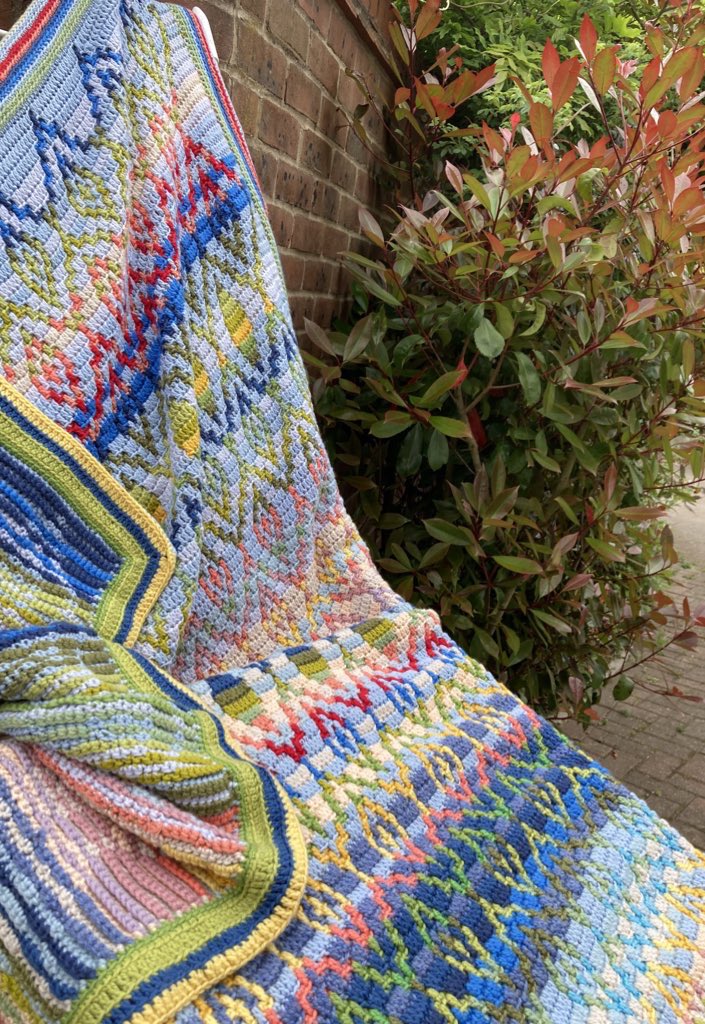 Chachasmaking's tweet image. Hello yarn fans! I finally finished &amp;amp; washed &amp;amp; blocked the Pompeii Poppies blanket commission, which has been a labour of love. A good 65+ hours work, I think, based on motif by #tinnahekl