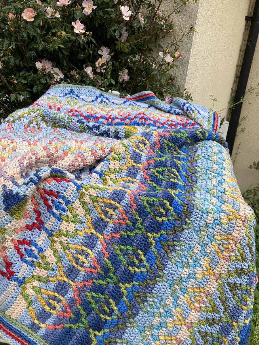 Chachasmaking's tweet image. Hello yarn fans! I finally finished &amp;amp; washed &amp;amp; blocked the Pompeii Poppies blanket commission, which has been a labour of love. A good 65+ hours work, I think, based on motif by #tinnahekl