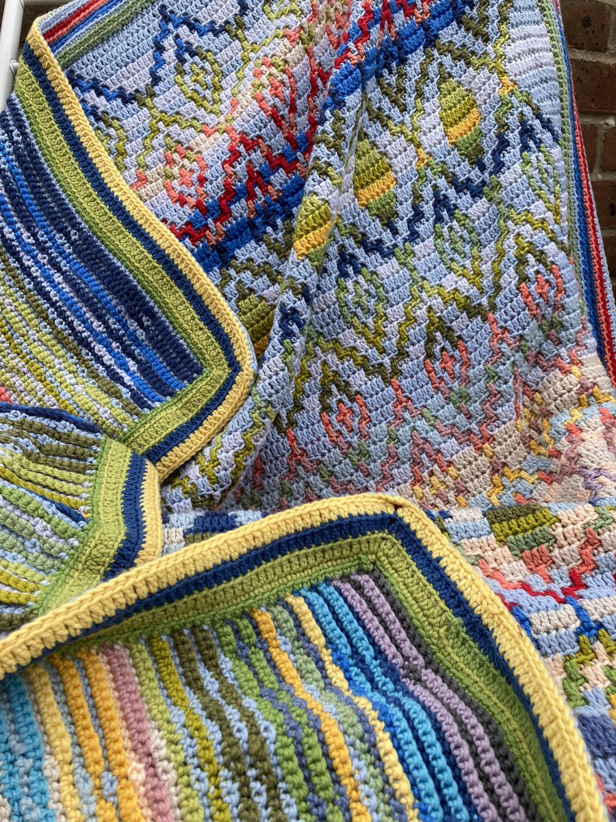 Chachasmaking's tweet image. Hello yarn fans! I finally finished &amp;amp; washed &amp;amp; blocked the Pompeii Poppies blanket commission, which has been a labour of love. A good 65+ hours work, I think, based on motif by #tinnahekl