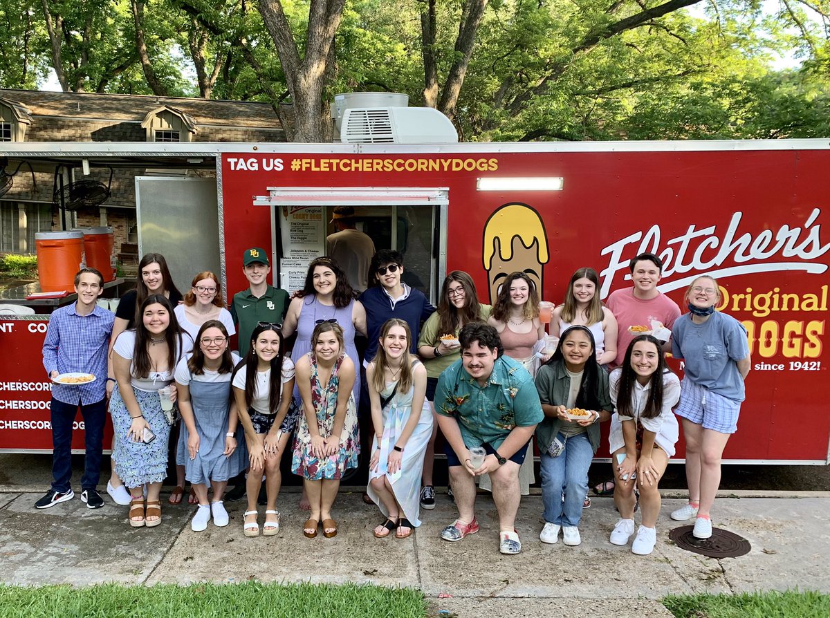 FletchersDogs's tweet photo. We love being the backdrop for these special moments like birthdays, graduations or both! Therefore, happiest of birthdays and congratulations again to Allie of Lake Highlands HS! We enjoyed celebrating your day with you and the crew.
🎓🎂🎉🎂🎓
#dfwcatering #happybirthday https://t.co/XqPU2MaTj3