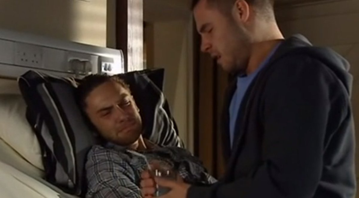 DannyMFansite's tweet photo. #Emmerdale 10 Years ago today 🤯
Aaron helps Jackson die in an controversial assisted suicide story
When Hazel is unable to, Aaron takes over helping Jackson drink a lethal cocktail of drugs.
This was a huge part of Aaron's early story arc.
June 7th 2011 https://t.co/lndvA0QsOM
