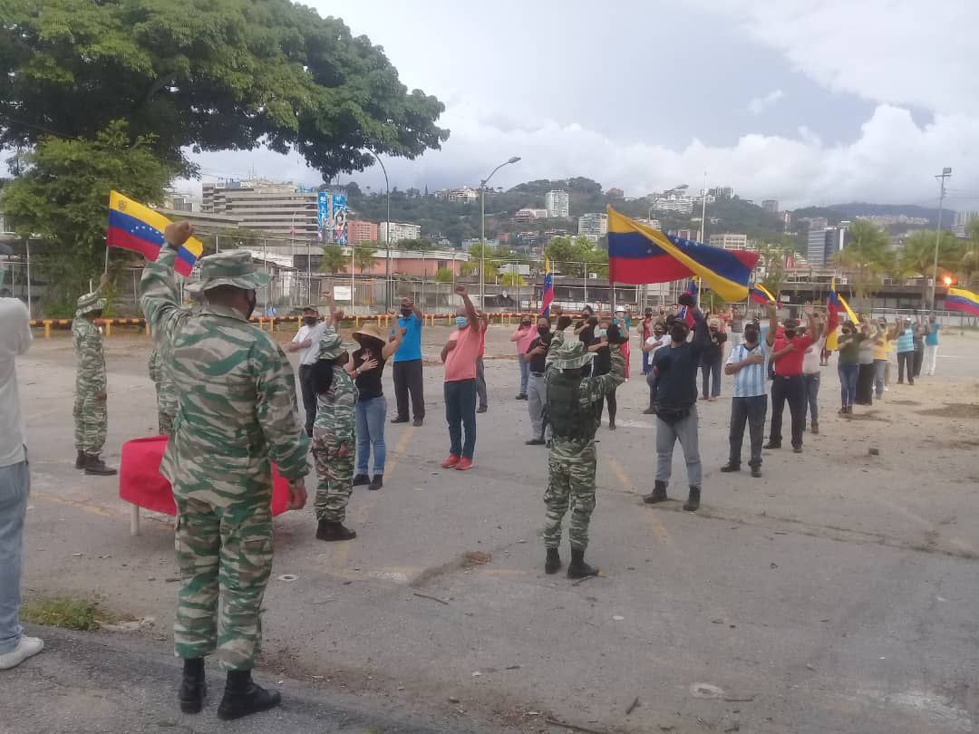 ManuelGBernalM's tweet photo. 🇻🇪 Efectuamos la elección y juramentación de 75 Comandantes de Unidades Populares de Defensa Integral, conjuntamente con las comunas quienes democráticamente eligieron su líder. 

¡Juntos, seguiremos venciendo!

#VenezuelaPatriota #7Junio https://t.co/afhmpXC6se