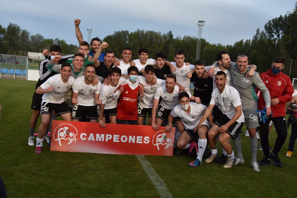 eldava_10's tweet photo. ⚽️¡ Ascenso 2 RFEF !⚽️
Increíble lo que vivimos el sábado consiguiendo el ascenso en casa delante de toda nuestra gente.Ha sido un año muy difícil,de muchísimo sufrimiento, pero al final,ha merecido la pena.
Y sí,a veces los sueños se cumplen.
#hemoshechohistoria
#graciasfútbol https://t.co/DeHJWJmR1T