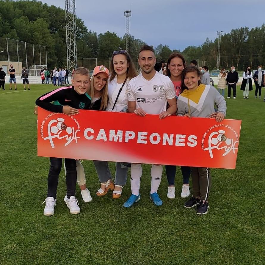 eldava_10's tweet photo. ⚽️¡ Ascenso 2 RFEF !⚽️
Increíble lo que vivimos el sábado consiguiendo el ascenso en casa delante de toda nuestra gente.Ha sido un año muy difícil,de muchísimo sufrimiento, pero al final,ha merecido la pena.
Y sí,a veces los sueños se cumplen.
#hemoshechohistoria
#graciasfútbol https://t.co/DeHJWJmR1T