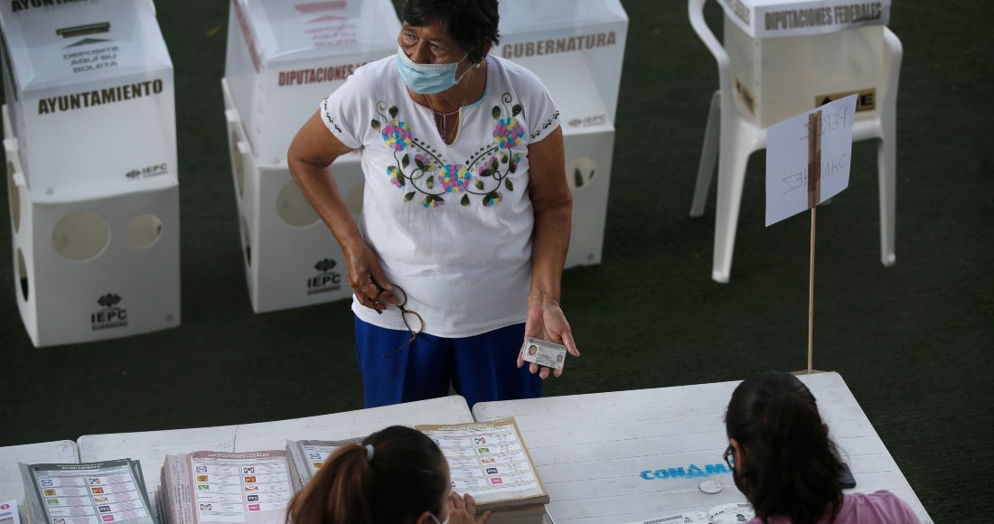 SinEmbargoMX's tweet photo. El Presidente AMLO celebró los resultados de unas elecciones “libres, limpias” en las que según resultados oficiales preliminares su partido, Morena, y sus fuerzas aliadas mantendrían la mayoría de los asientos en la Cámara de Diputados https://t.co/W1a4WUQvLe https://t.co/530ZuOlN02