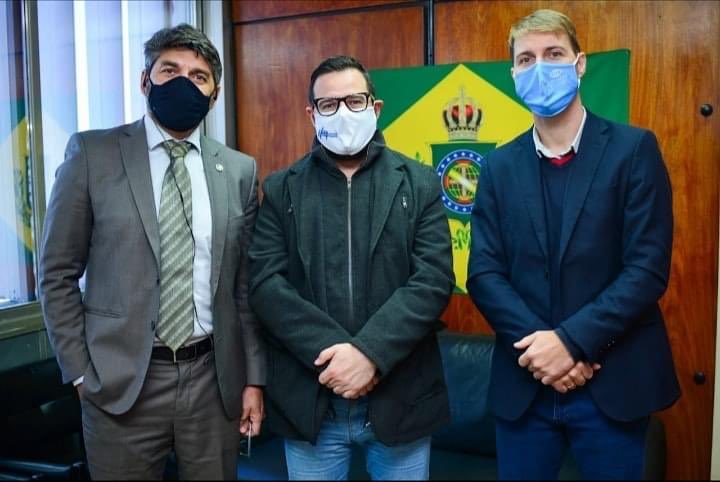 AleClassmann's tweet photo. Em visita institucional do @CROORSOficial, estivemos @fabio_cunha73 e eu com o amigo e deputado @MateusWesp. Na oportunidade agradecemos pelo projeto Dia do Óptico, que tornou-se lei estadual. O #óptico somado ao #optometrista e #oftalmologista compõe o trio do Time da Visão. https://t.co/bJADGL2nbw