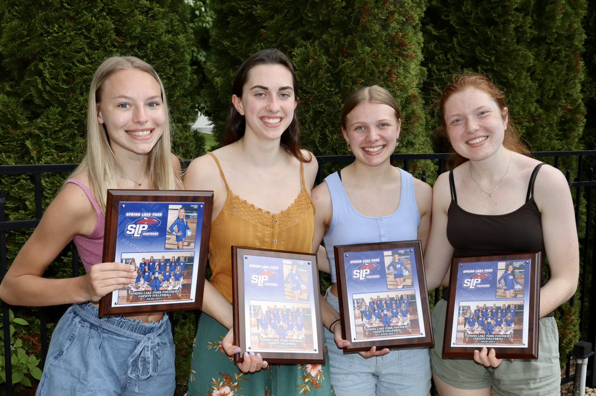SLPVolleyball's tweet image. The 2020 Varsity team got together to celebrate their seniors and the season! 
💙🏐♥️ #SLPvb
