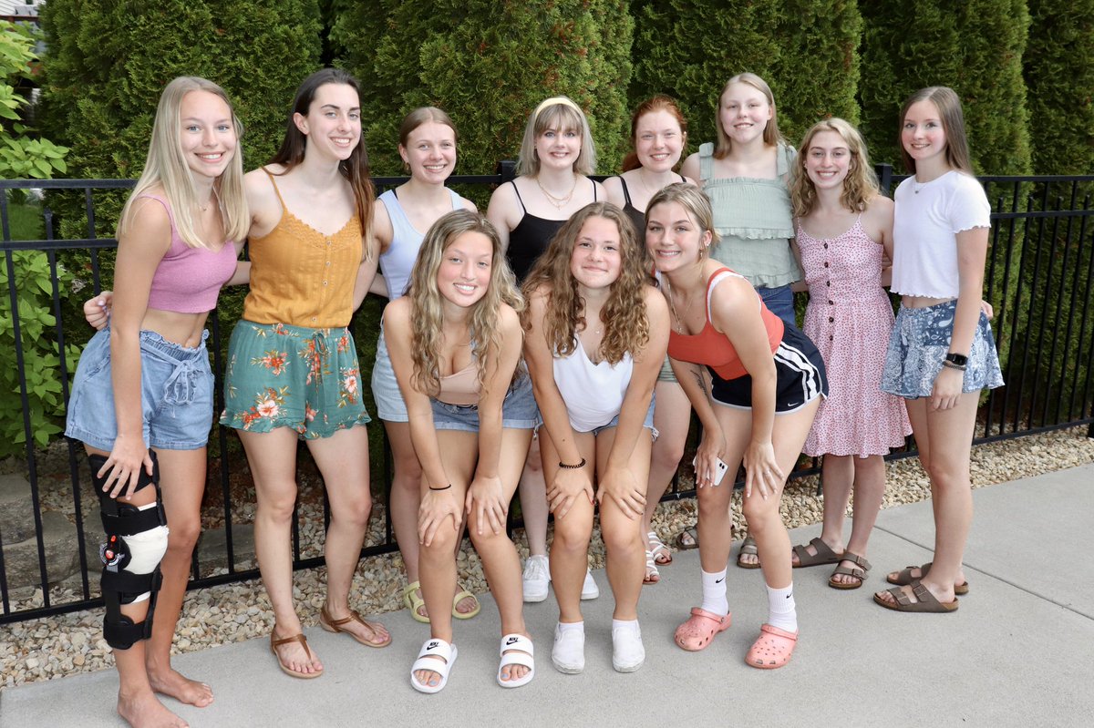 SLPVolleyball's tweet image. The 2020 Varsity team got together to celebrate their seniors and the season! 
💙🏐♥️ #SLPvb