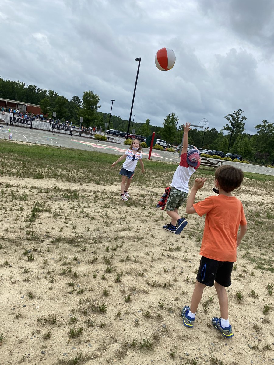 mrswirthin1st's tweet photo. Beach Day includes letterland practice by reading and writing our words on beach balls @ScottsRidgeES https://t.co/Ifc76PoO8s