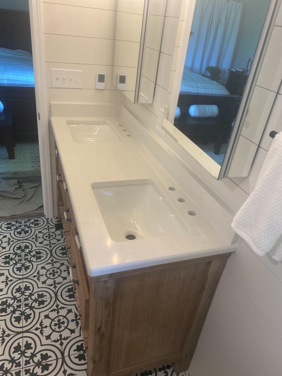 FactoryMidwest's tweet image. Looking to renovate your bathroom??? Check out this remodel with Q Quartz Calico @msisurfaces ❤️👌 Ask us about our materials!