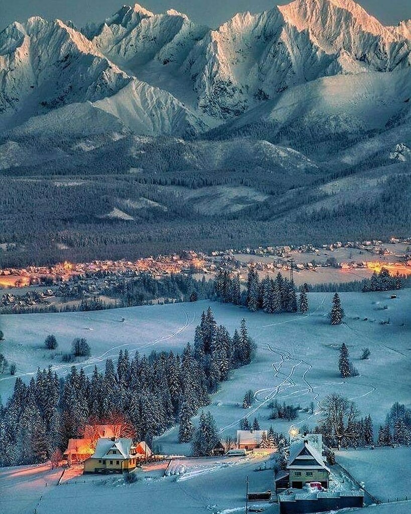 Don’t the Tatra Mountains look majestic behind the resort of Zakopane?! Dreaming of winter and snow topped peaks this Monday 💭 instagr.am/p/CP047HBjgiO/