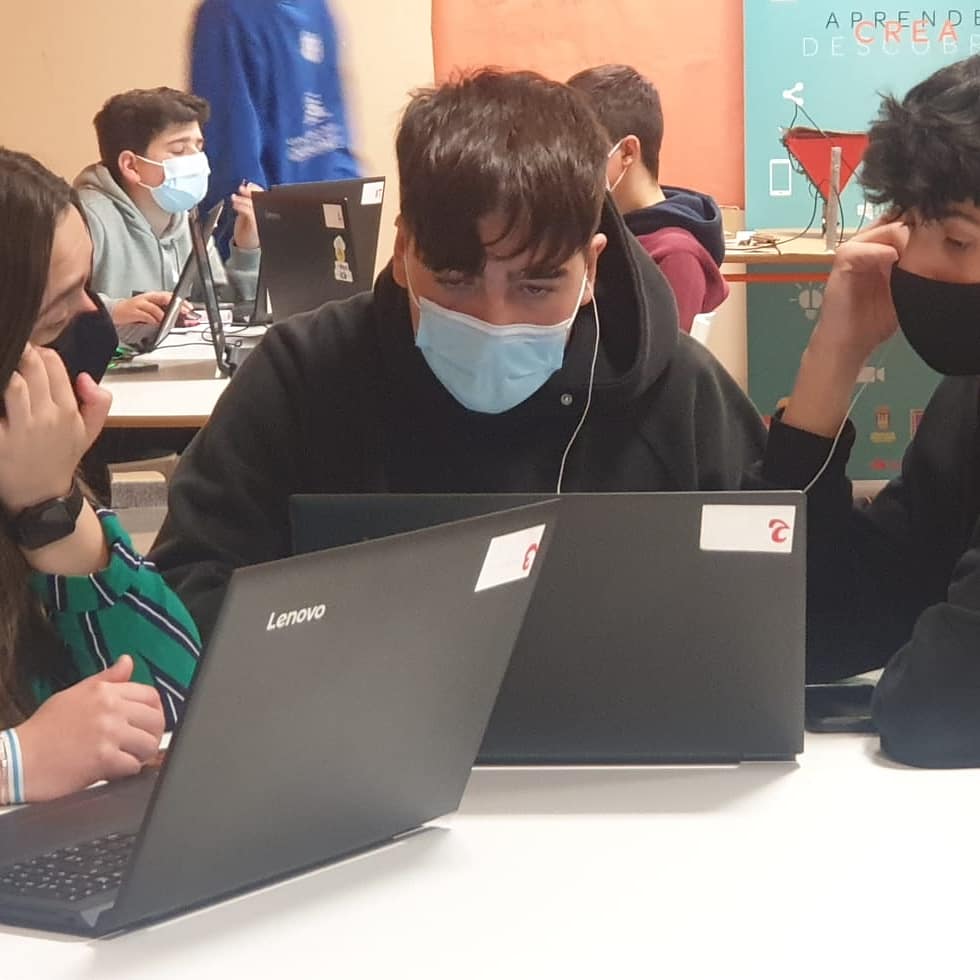 Recorrer las fases de la elaboración del proyecto ha valido la pena, porque hemos descubierto el ingenio y las capacidades de lxs #labers del #XallasLab y hemos visto su evolución al trabajar en equipo😍
#labs4opps # SantaComba #tecnologíaparalavida
<a href="/ayudaenaccion/">Ayuda en Acción</a> @santander_e