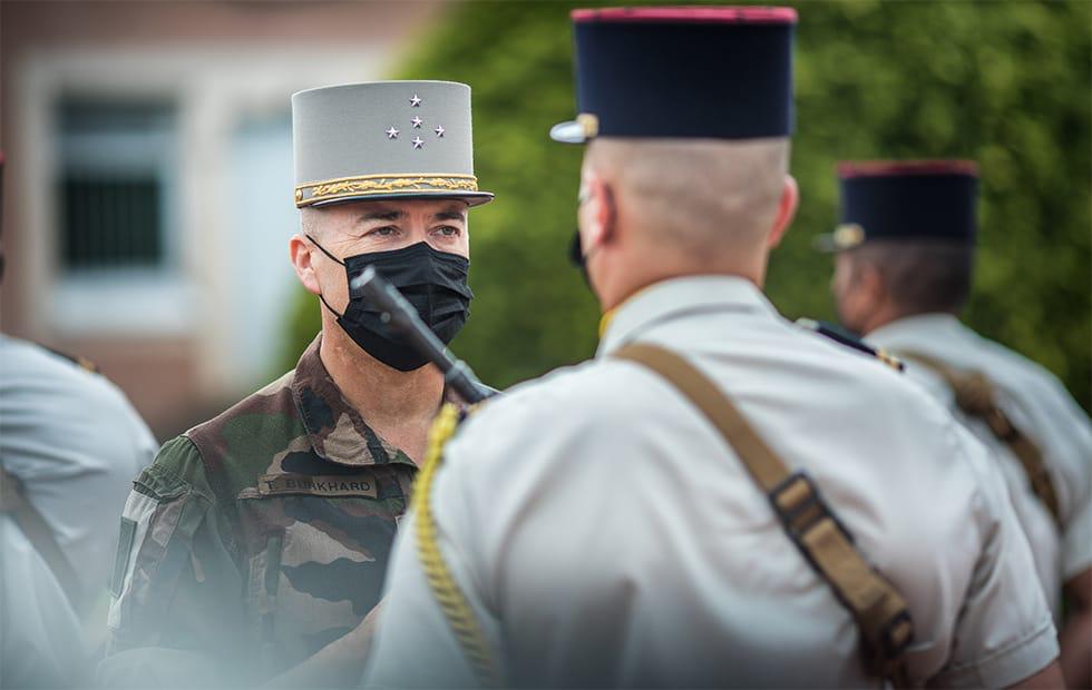 CEMAT_FR's tweet photo. Inspection du #35RI dont la cohésion et l'excellence opérationnelle illustrent le souvenir du 150e anniversaire de la résistance des troupes françaises à Belfort. L'@armeedeterre doit pouvoir compter sur des "Gaillards" combatifs et expérimentés pour relever les défis futurs. https://t.co/jplKjRCWRK