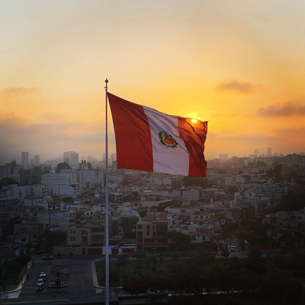 nesparch's tweet photo. Hoy 7 de junio, bajo nuestra bandera, la que nos identifica, la que nos representa, renovemos el juramento de unión de todos los peruanos. ¡Viva el Perú! https://t.co/d91pM7WBp3