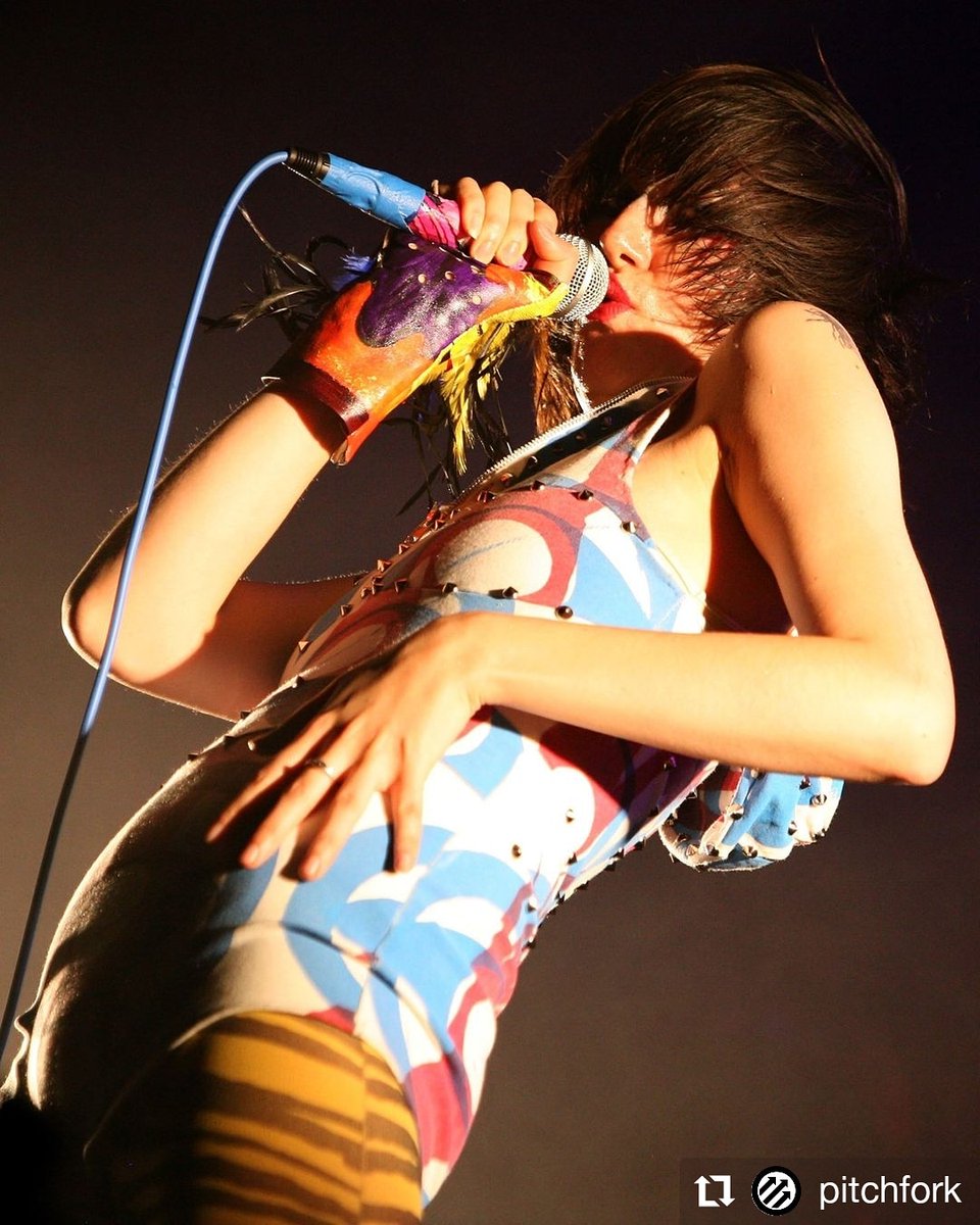 Recomendación musical de lunes, <a href="/KarenO/">Karen O</a> de Yeah Yeah Yeahs! 
#guatemala #bares #musica #rock #indie #indierock #postpunk #darkwave #newwave #live #dj #electronic #industrial #goth #gothic #house #psy #trance #techno #party #beer #rockandroll #triphop #alternative #unplugged