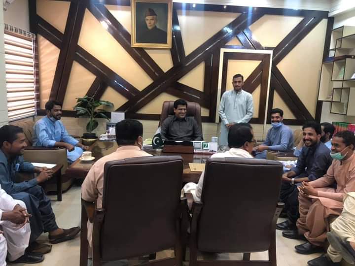 Drshafiq_rodeni's tweet photo. بلوچستان فزیو ایسوسی ایشن کے اکیس رُکنی وفد کی منسٹر برائے خزانہ میر ظہور احمد بلیدی صاھب سے ملاقات 

وزیر برائے خزانہ میر ظہور احمد بلیدی کی ڈی پی ٹی گریجوئٹس کے ان پیڈ ہاوس جاب کے مسلئے کو حل کرانے کی یقین دیانی۔
@ZahoorBuledi @jam_kamal @LiaquatShahwani https://t.co/Q40fIccfAp