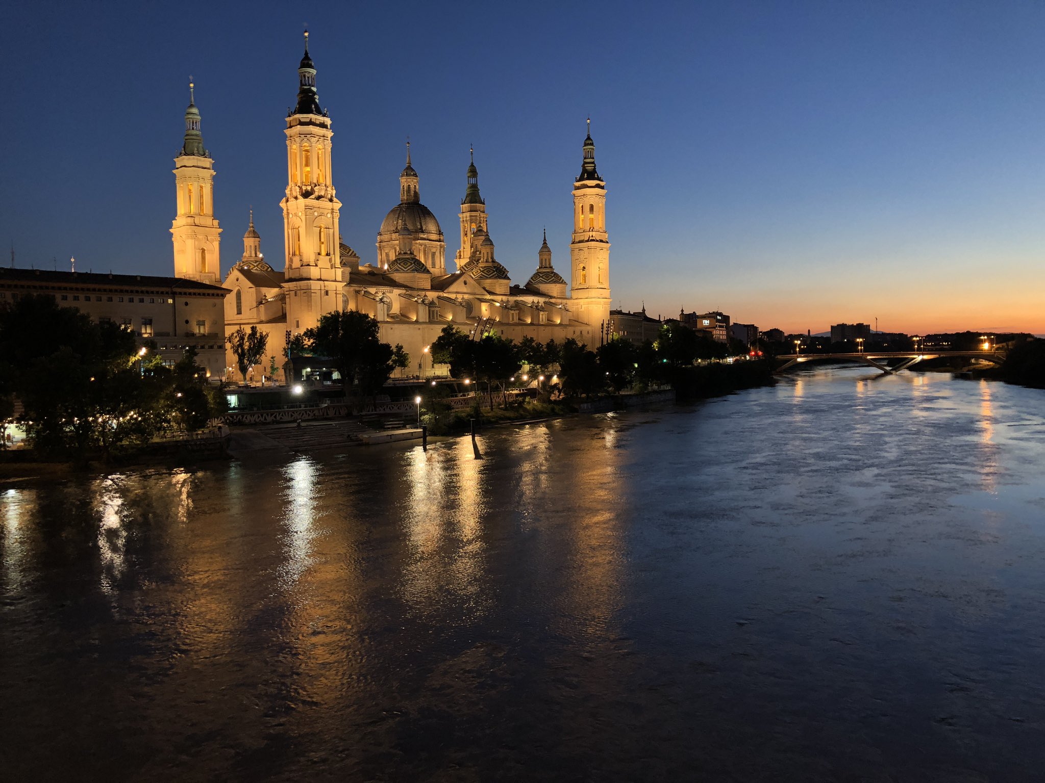 Chukafumio 旅行中 サラゴサの観光地はまだ規制がある ２つの聖堂と付属施設は金土日曜のみ一部開放となっている T Co Djlntai7nx アルハフェリア宮殿は毎日開いているが 人数制限を設けていて ウェブでの予約が必要 T Co