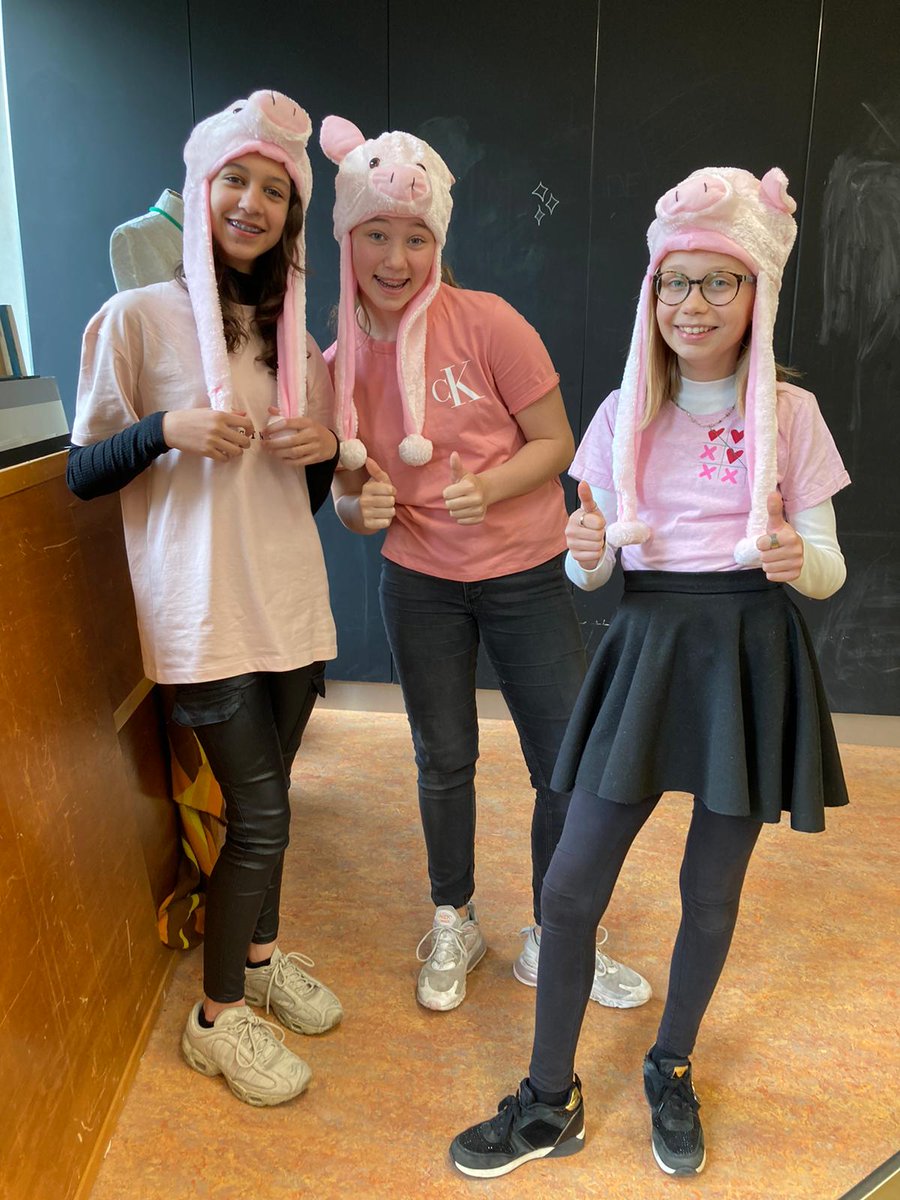 jtcnieuws's tweet photo. In alle #JTC- brugklassen is/ wordt ' Les trois petits cochons' uitgespeeld #time4talents #time4fun foto's mevr Kouijzer https://t.co/DexMrpp7ix