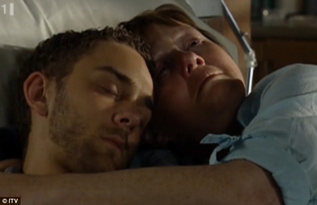 DannyMFansite's tweet photo. #Emmerdale 10 Years ago today 🤯
Aaron helps Jackson die in an controversial assisted suicide story
When Hazel is unable to, Aaron takes over helping Jackson drink a lethal cocktail of drugs.
This was a huge part of Aaron's early story arc.
June 7th 2011 https://t.co/lndvA0QsOM