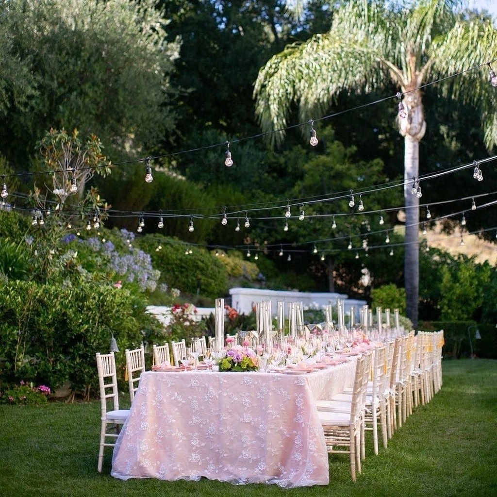 📸: @insideweddings ​Summer lovin’ 💕 ​Photo: @mikiandsonja ​Floral Design: @lilla_bello ​Linen: @luxe_linen