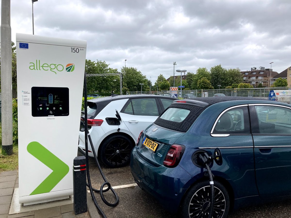 electricfelix's tweet photo. What do @AllegoCharging @Fastned and @EnBW have in common?
Their ever growing collection of #alpitronic #hyperchargers of course!
This morning I got a question and told them I think showing the "live" charging curve would be of added value on the display.
What'd you like to see? https://t.co/9kxLRH2Bzl
