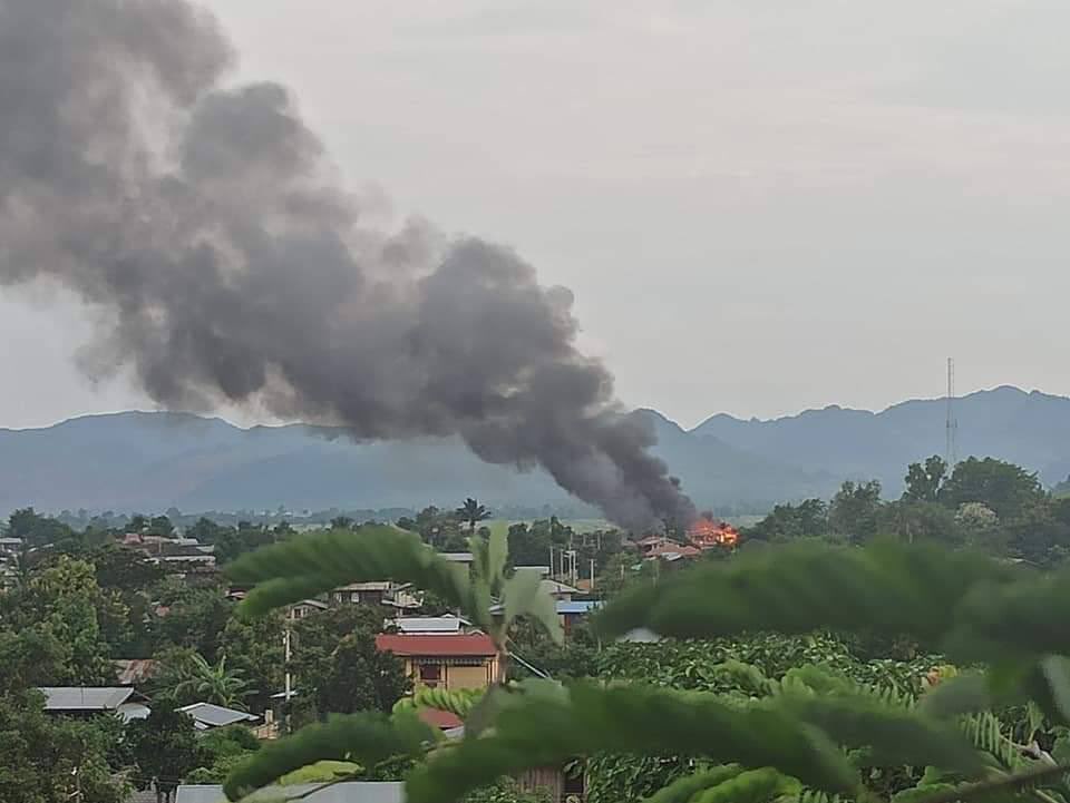 Since the morning of June 6, Terrorists burned public homes and steal public property at Mobye, on the border bet Shan and Kayah State. They set fire to homes and opened fire with heavy artillery for the second time on #June7Coup #WhatsHappeningInMyanmar