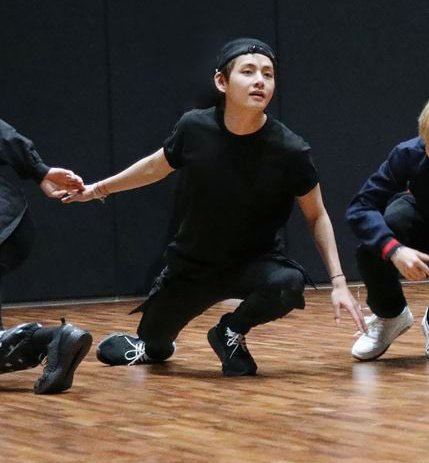 tkchronicles's tweet photo. KIM TAEHYUNG ARE YOU FOR REAL https://t.co/e4zWiOc8gP