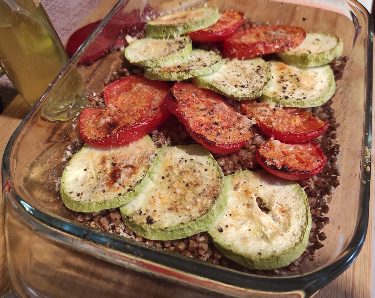 setevushka's tweet image. Кабачки и помидоры с гречкой - не грустно и вкусно. 👍😀