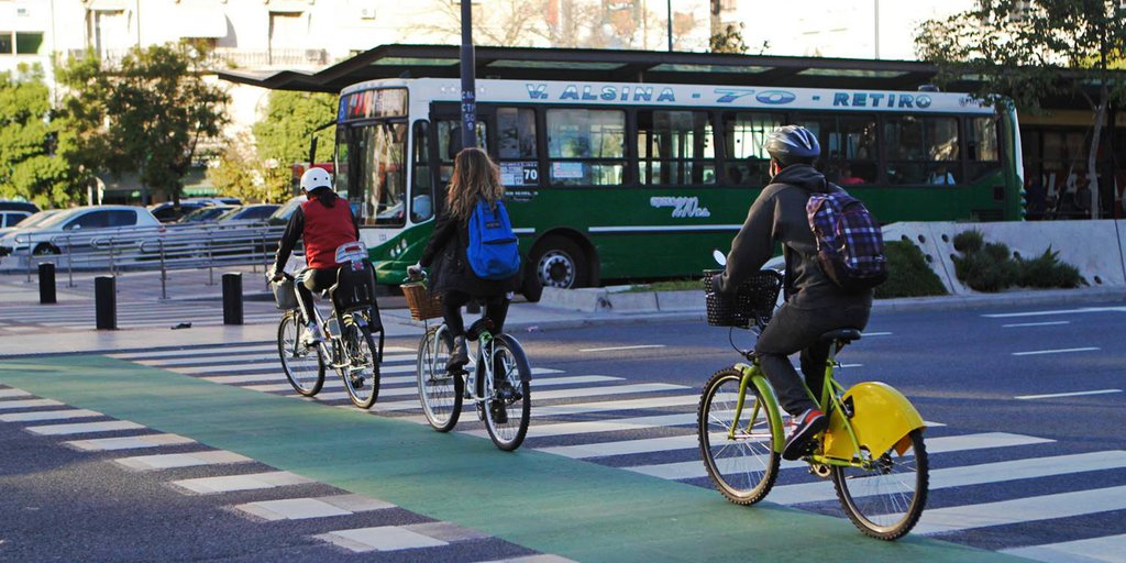En <a href="/deseoconsumido/">@deseoconsumido</a>| 🎙️"Las grandes ciudades del mundo están yendo hacia una movilidad en 15 minutos", <a href="/renzomorosi/">Renzo Morosi</a>, Presidente de la Agencia de Protección Ambiental en @baambiente, 

con <a href="/ehimi/">Evangelina Himitian</a> y <a href="/solevallejosq/">Soledad Vallejos</a> en @Cultura979