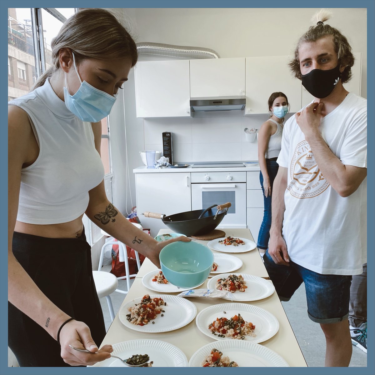 BarcelonaCESF's tweet photo. 👆🏼Els alumnes de segon curs del Cicle Formatiu de Grau superior de Dietètica a la seva última classe de cuina. Avui cuinen ells!

S'han fet dos equips per a fer dues receptes on els alumnes hi han posat en pràctica tots els coneixements adquirits al llarg de dos anys.🍴🥘 https://t.co/w9HhgCkPcI