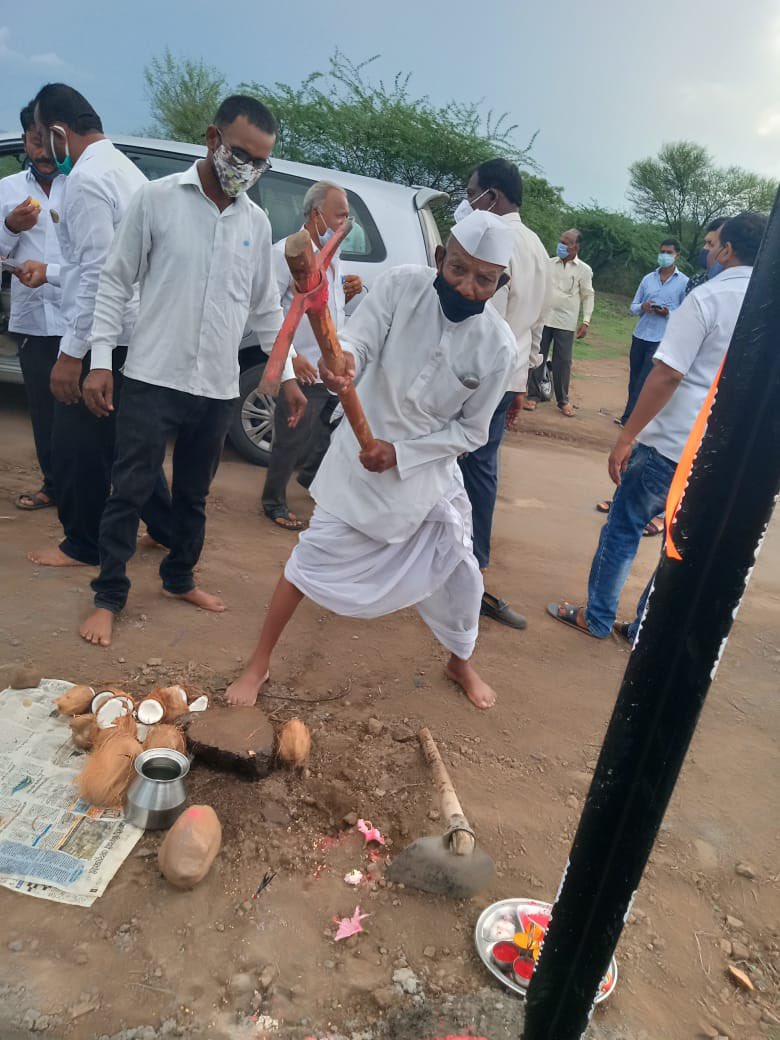 उरुळी कांचन बायफ टिळेकरवाडी खामगाव टेक रस्त्याच्या कामासाठी राज्य शासनाकडून २ कोटी रुपयांचा निधी मंजूर करण्यात आला आहे. या रस्त्याचे भूमिपूजन ऑनलाईन पध्दतीने संपन्न झाले. लवकरच येथील कामाला सुरूवात होणार आहे.