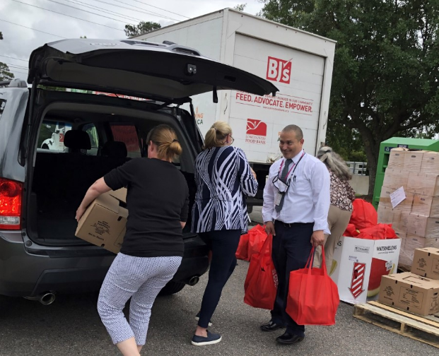 cpmiddle's tweet photo. @cpmiddle had a terrific turnout for the food distribution w/ @LCFoodBank. Over 200 families served. This event was an amazing opportunity to serve our local families and we can't wait for another event this fall. #cpmstrong https://t.co/dXvWCUiNJm